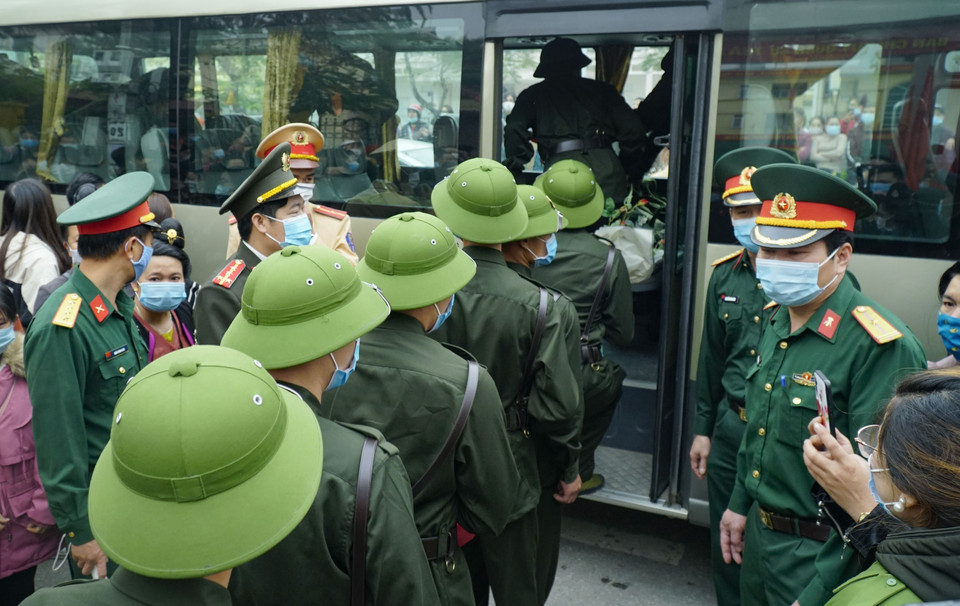 Các tân binh ở Điện Biên lên xe về đơn vị để thực hiện nghĩa vụ quân sự. (Ảnh: Xuân Tư/TTXVN)