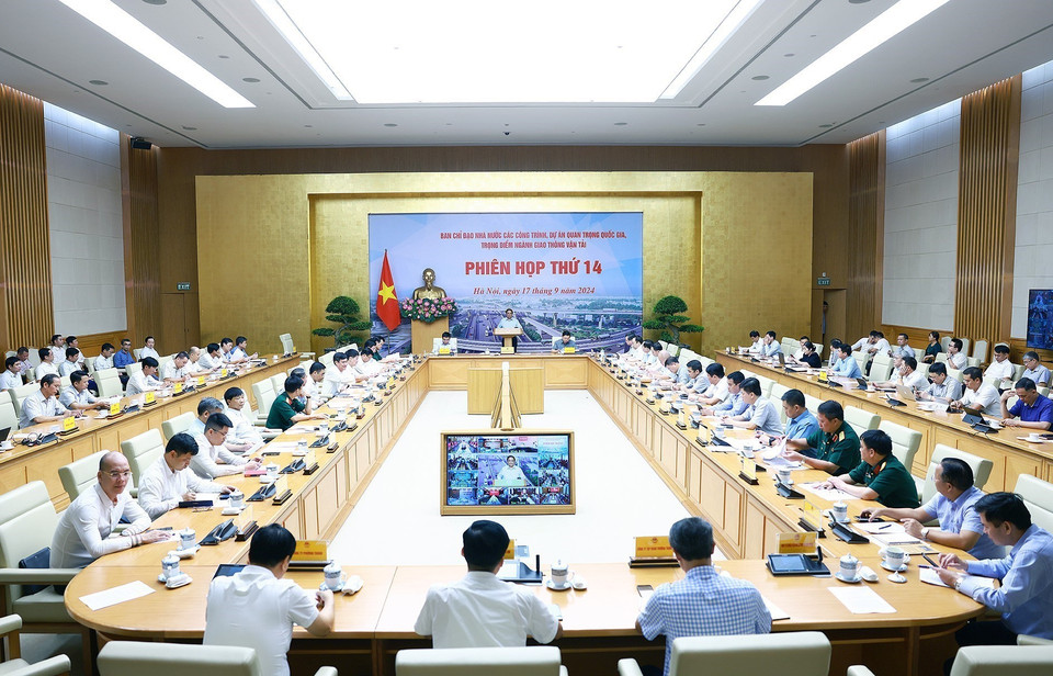 Thủ tướng Phạm Minh Chính chủ trì phiên họp thứ 14 của Ban Chỉ đạo Nhà nước các công trình, dự án quan trọng quốc gia, trọng điểm ngành giao thông vận tải. (Ảnh: Dương Giang/TTXVN)