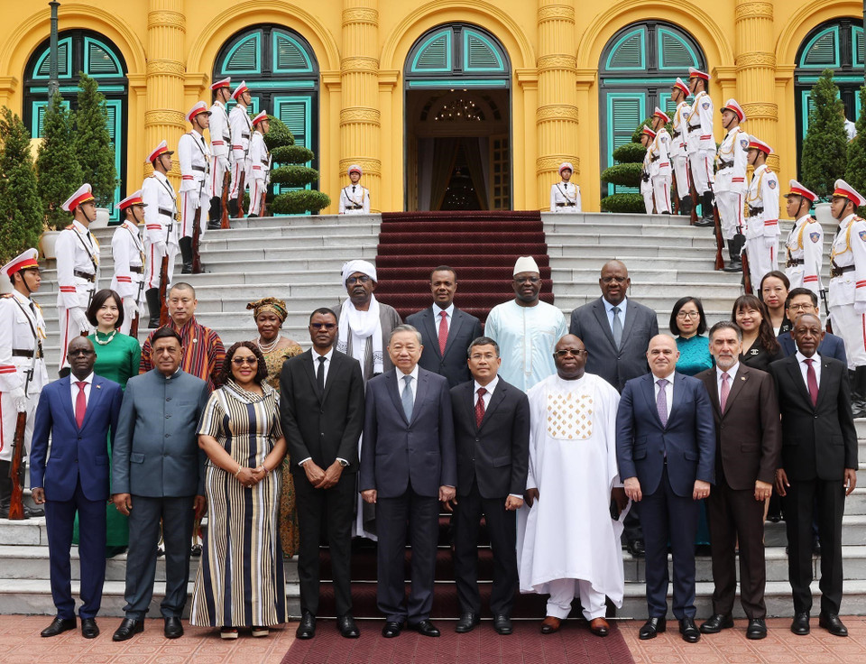 Tổng Bí thư, Chủ tịch nước Tô Lâm với các Đại sứ đến trình Quốc thư. (Ảnh: Lâm Khánh/TTXVN)