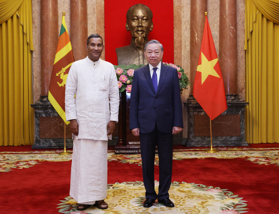 Tổng Bí thư, Chủ tịch nước Tô Lâm và Đại sứ Sri Lanka tại Việt Nam Poshitha Perera chụp ảnh chung. (Ảnh: Lâm Khánh/TTXVN)