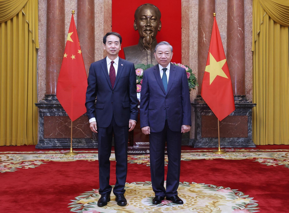 Tổng Bí thư, Chủ tịch nước Tô Lâm và Đại sứ Trung Quốc tại Việt Nam Hà Vĩ chụp ảnh chung. (Ảnh: Lâm Khánh/TTXVN)