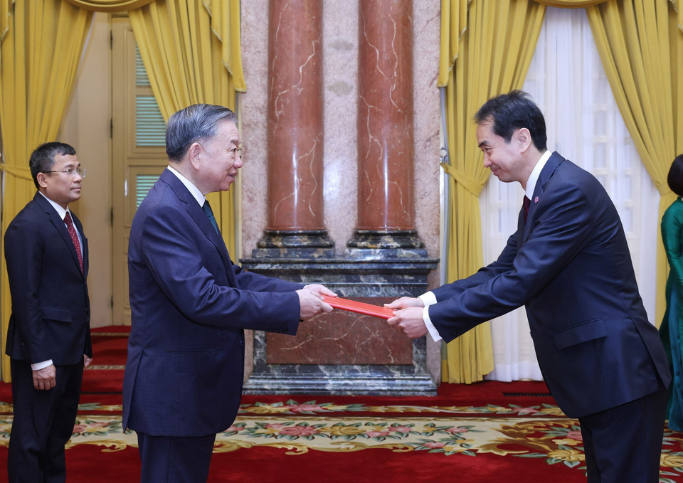 Tổng Bí thư, Chủ tịch nước Tô Lâm nhận Quốc thư từ Đại sứ Trung Quốc tại Việt Nam Hà Vĩ. (Ảnh: Lâm Khánh/TTXVN)