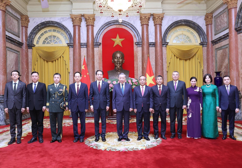 Tổng Bí thư, Chủ tịch nước Tô Lâm và Đại sứ Trung Quốc tại Việt Nam Hà Vĩ chụp ảnh chung với các đại biểu. (Ảnh: Lâm Khánh/TTXVN)