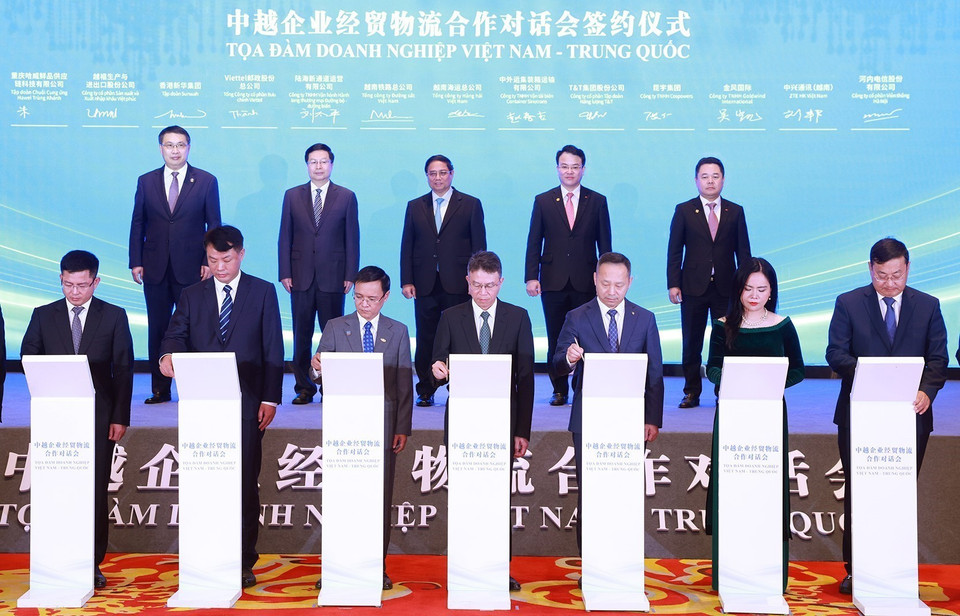 Thủ tướng Phạm Minh Chính chứng kiến lễ ký Biên bản ghi nhớ hợp tác giữa các doanh nghiệp Việt Nam và Trung Quốc. (Ảnh: Dương Giang/TTXVN)