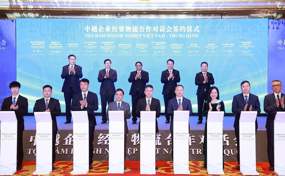 Thủ tướng Phạm Minh Chính chứng kiến lễ ký Biên bản ghi nhớ hợp tác giữa các doanh nghiệp Việt Nam và Trung Quốc. (Ảnh: Dương Giang/TTXVN)