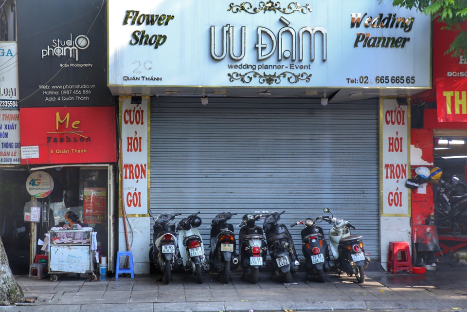Mặt tiền cửa hàng đồ cưới trên phố Quán Thánh (Ba Đình) được tận dụng làm chỗ để xe. (Ảnh: Tuấn Đức/TTXVN)