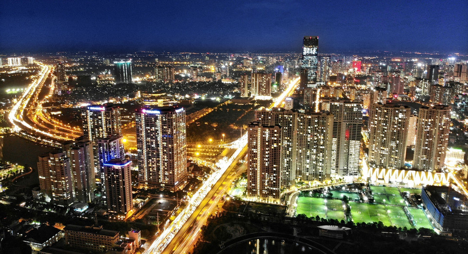 Thủ đô Hà Nội rực rỡ về đêm với những tòa nhà cao tầng. (Ảnh: Danh Lam/TTXVN)