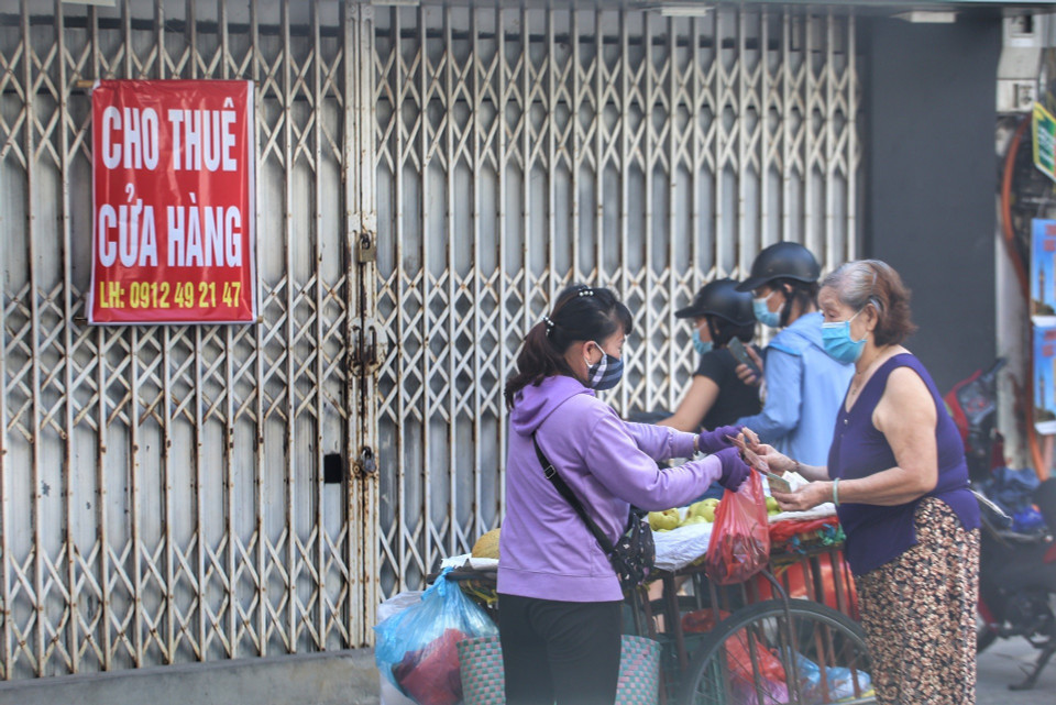 Mặt tiền một cửa hàng quần áo trên phố Yên Ninh (Ba Đình) được tận dụng làm điểm bán hàng rong. (Ảnh: Tuấn Đức/TTXVN)