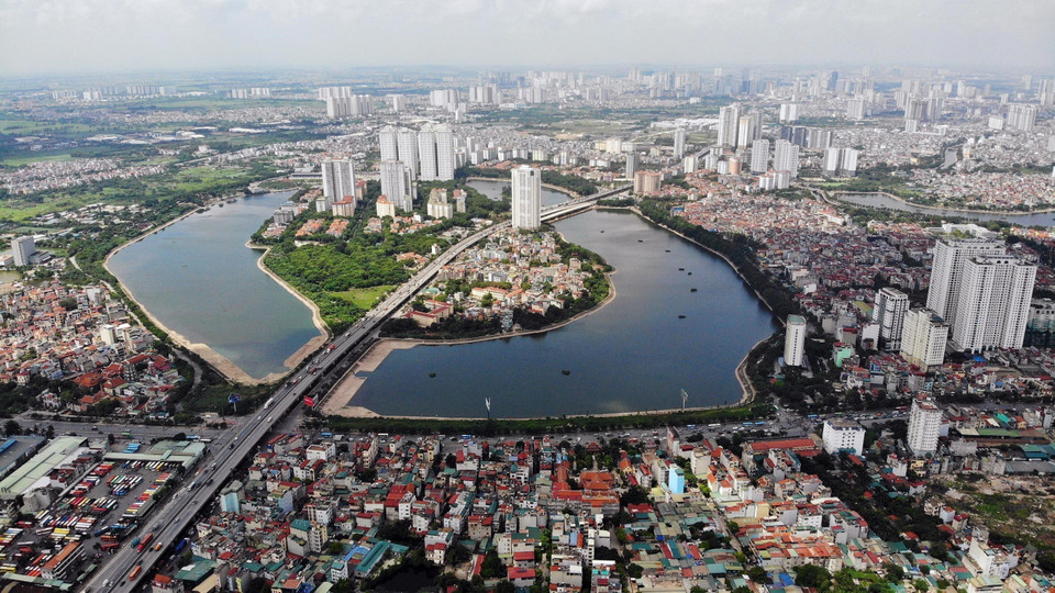Hồ Linh Đàm (quận Hoàng Mai) có diện tích mặt nước khoảng hơn 73ha, góp phần tạo cảnh quan và không khí trong lành cho khu vực phía Nam của thành phố. (Ảnh: Danh Lam/TTXVN)