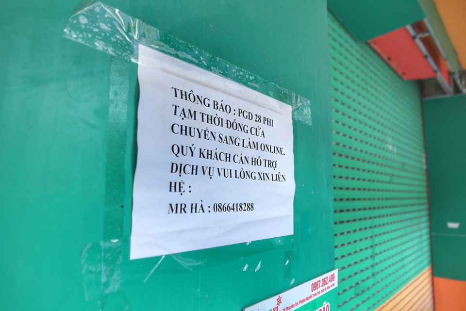 Rất nhiều cửa hàng kinh doanh trên các tuyến phố lớn vẫn tiếp tục trong tình trạng đóng cửa, thanh lý, sang nhượng. (Ảnh: Tuấn Đức/TTXVN)