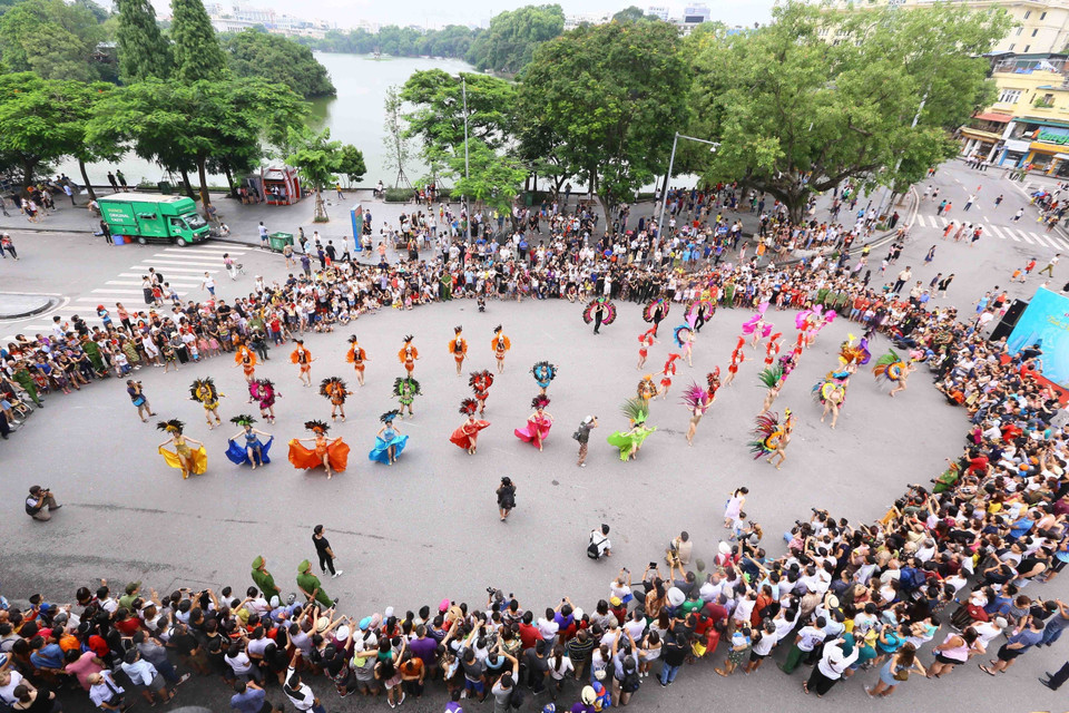 Khách tham quan các hoạt động trình diễn tại Lễ hội đường phố với chủ đề Tinh hoa Hà Nội - Hội tụ và tỏa sáng. (Ảnh: TTXVN)