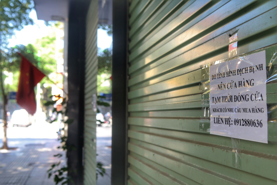 Một cửa hàng quần áo trên phố Quán Thánh (Ba Đình) đóng cửa tạm thời và chuyển qua hình thức bán qua mạng. (Ảnh: Tuấn Đức/TTXVN)