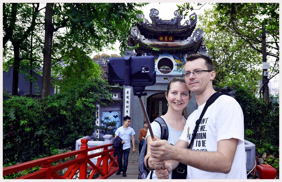 Khách du lịch quốc tế tham quan đền Ngọc Sơn (Hà Nội). (Ảnh: Thanh Hà/TTXVN)