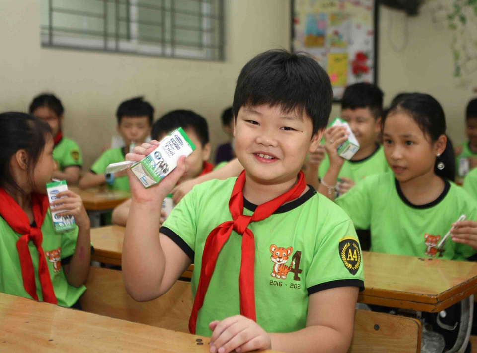 Thành phố Hà Nội luôn dành sự quan tâm đặc biệt đối với sự nghiệp giáo dục và đào tạo thế hệ trẻ, coi đó như một trọng điểm ưu tiên trong chính sách phát triển. Trong ảnh: Chương trình "Sữa học đường" được triển khai trên toàn thành phố, đến nay đã có gần 1 triệu trẻ trong độ tuổi tham gia chương trình (chiếm 90%); nhiều cơ sở giáo dục lên đến 100%. (Ảnh: Thanh Tùng/TTXVN)