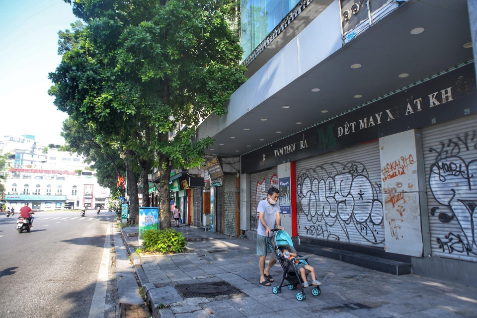 Nhiều cửa hàng trên phố Đinh Tiên Hoàng (Hoàn Kiếm) đóng cửa từ lúc bắt đầu đợt giãn cách cho tới nay. (Ảnh: Tuấn Đức/TTXVN)