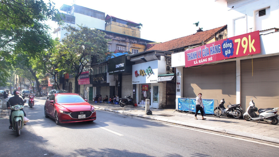 Một cửa hàng quần áo trên phố Quán Thánh (Ba Đình) treo biển thanh lý. (Ảnh: Tuấn Đức/TTXVN)