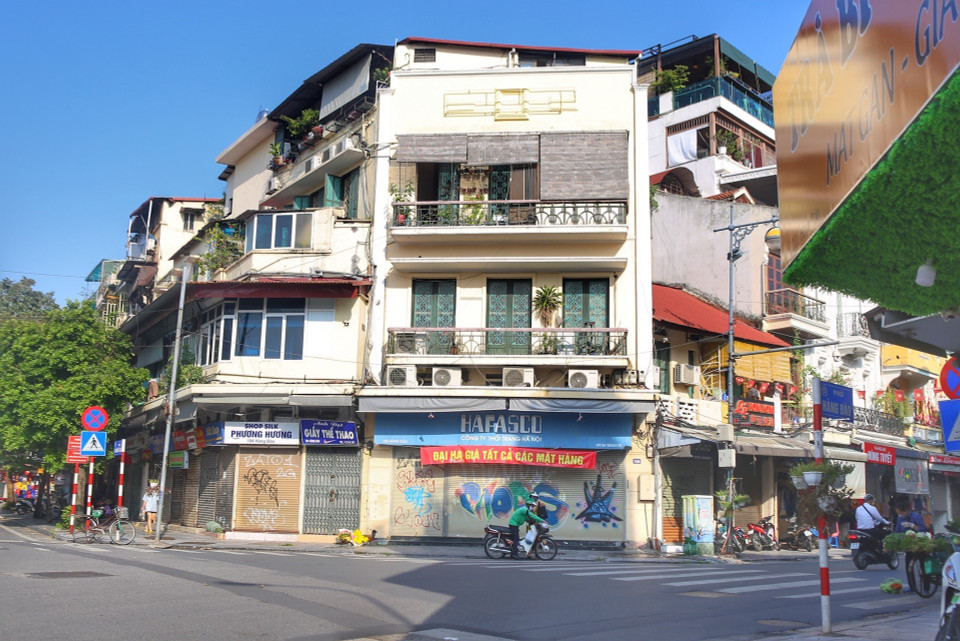 Do ảnh hưởng của dịch COVID-19, nhiều hộ kinh doanh trên phố Hàng Đào (Hoàn Kiếm) phải đóng cửa tạm thời hoặc treo biển cho thuê. (Ảnh: Tuấn Đức/TTXVN)