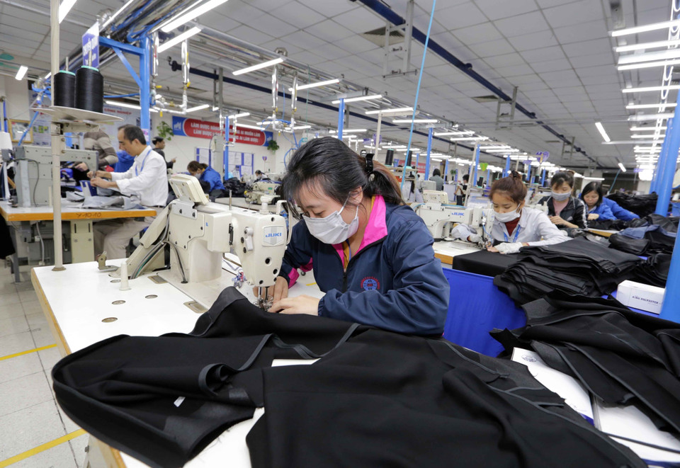 May veston xuất khẩu tại Xí nghiệp may veston Hà Nội, quận Long Biên, Hà Nội. (Ảnh: Trần Việt/TTXVN)