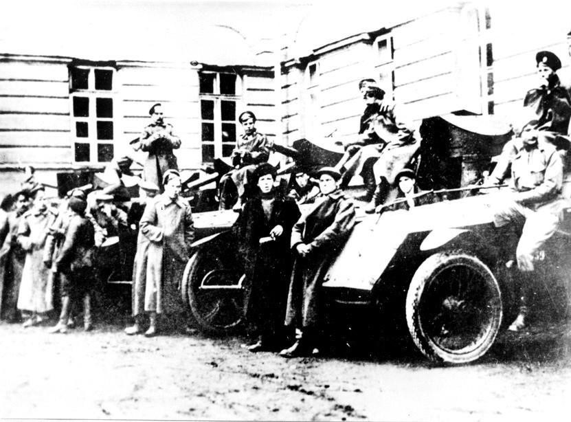 Lực lượng thiết giáp bảo vệ Điện Smolny - nơi đặt Sở Chỉ huy của V.I.Lenin và Đảng Bolshevik trong những ngày Cách mạng Tháng Mười năm 1917. (Ảnh: Tư liệu TTXVN)