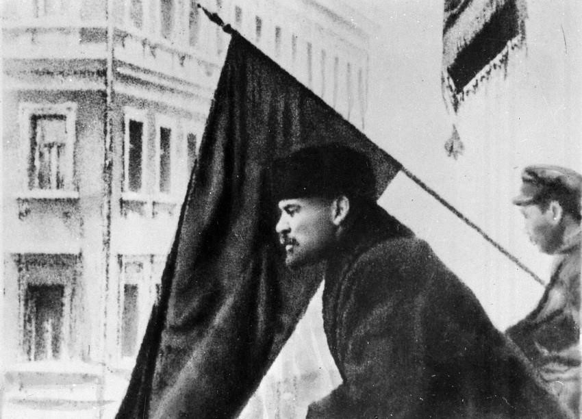 Từ trên trụ sở Soviet (Moskva), Vladimir Ilyich Lenin nói chuyện với Hồng quân trước giờ lên đường chiến đấu (16/10/1919). (Ảnh: Tư liệu TTXVN)