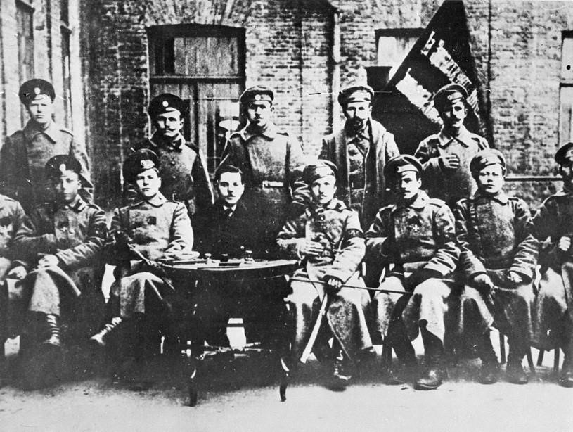 Những ủy viên đội võ trang của Hội đồng Công nhân thành phố Lagan (1917). (Ảnh: Tư liệu TTXVN)