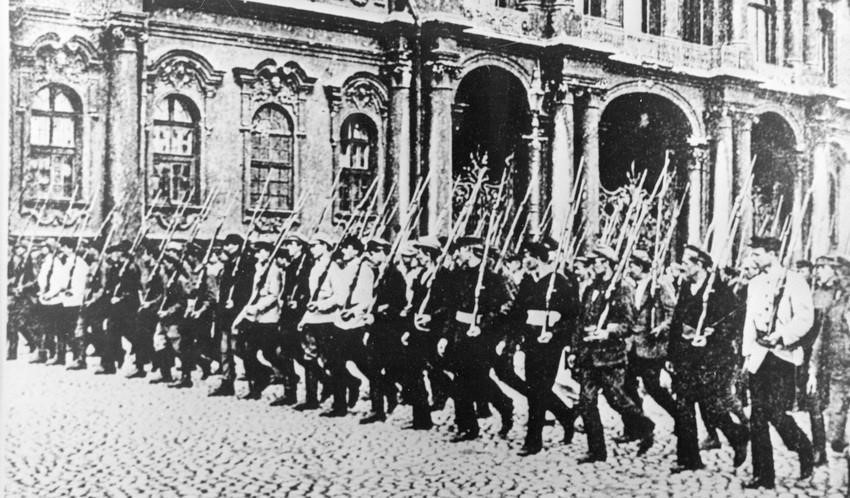 Các đơn vị Hồng quân thời kỳ đầu cách mạng (1917). (Ảnh: Tư liệu TTXVN)