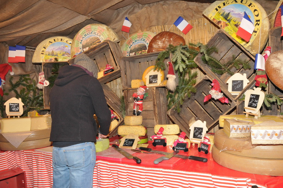 Trưng bày các loại phomát. (Ảnh: Hương Giang/Vietnam+)