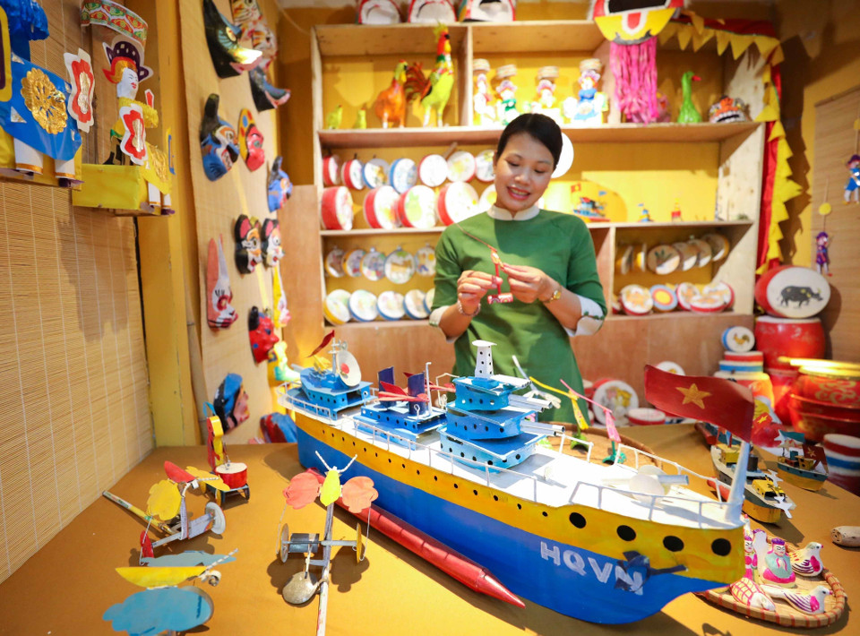 Gian hàng bày đồ chơi Trung Thu truyền thống. (Ảnh: Thanh Tùng/TTXVN)