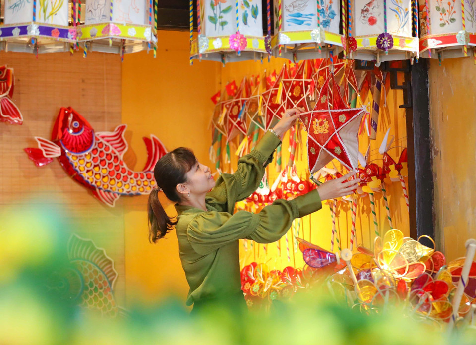 Trung tâm Bảo tồn Di sản Thăng Long-Hà Nội đã phối hợp với nhà nghiên cứu văn hóa Trịnh Bách cùng nghệ nhân các làng nghề chuyên làm đèn Trung Thu xưa để phục dựng các mẫu đèn cổ đã bị thất truyền. (Ảnh: Thanh Tùng/TTXVN)