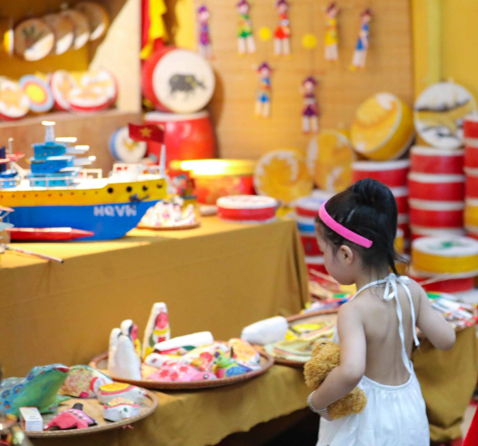 Đến tham quan khu trưng bày, các em thiếu nhi sẽ hiểu biết thêm về những loại đồ chơi xưa, trân trọng văn hóa của dân tộc mình. (Ảnh: Thanh Tùng/TTXVN)