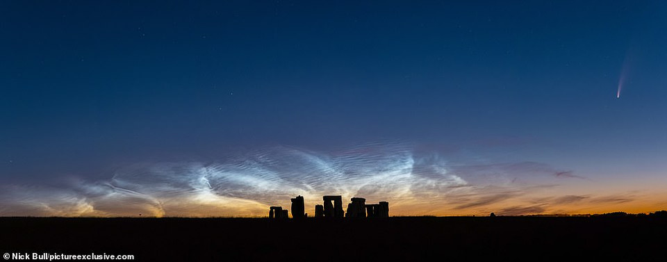 Bức ảnh chụp sáng sớm 11/7 còn cho thấy những đám mây dạ quang tuyệt đẹp gần sao chổi. (Nguồn: Daily Mail)