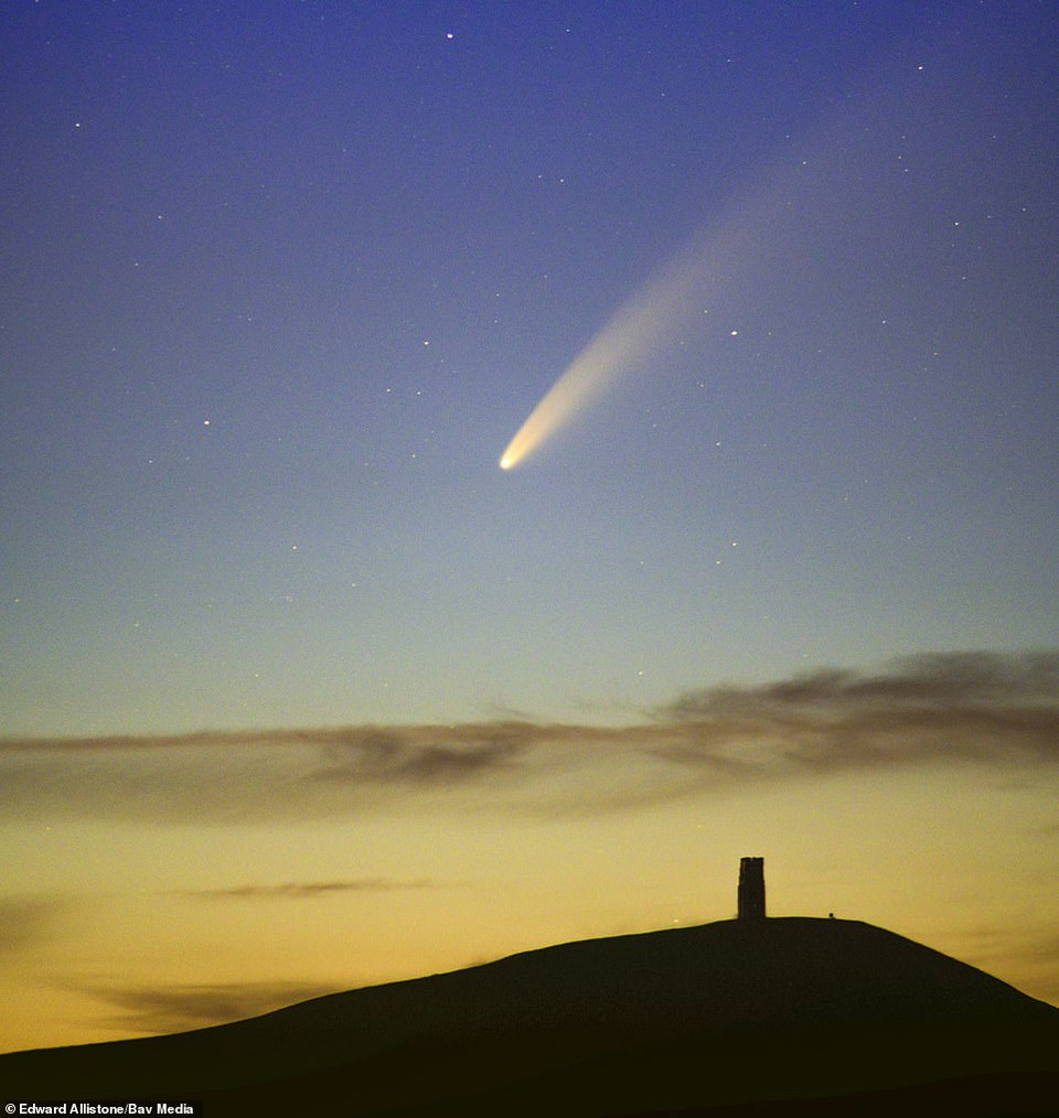 Sao chổi xuất hiện trên đồi Glastonbury Tor. (Nguồn: Daily Mail)