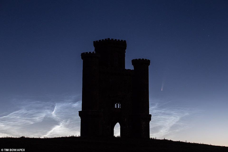 Sao chổi sát tháp Paxtons, Carmarthen, xứ Wales.(Nguồn: Daily Mail)