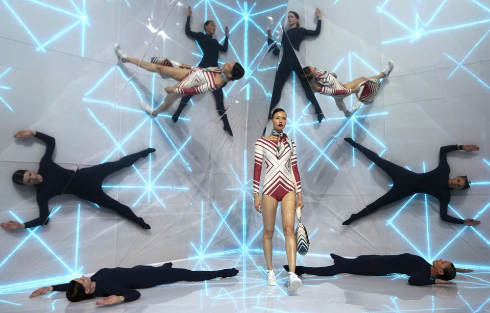 Một người mẫu tham gia trình diễn trong bộ sưu tập của Anya Hindmarch trong Tuần lễ thời trang London. (Nguồn: Reuters)