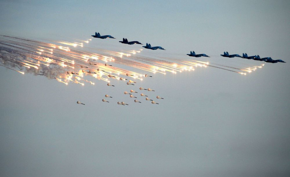 Chiến đấu cơ của quân đội Nga diễn tập bắn pháo sáng và thả vũ khi trong cuộc tập trận Tsentr-2015 tại căn cứ quân sự Donguz ở vùng Orenburg. (Nguồn: Sputnik)