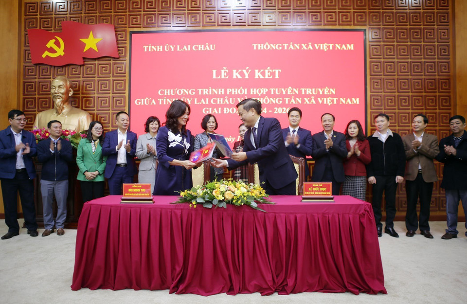 Trưởng Ban Tuyên giáo Tỉnh ủy Lai Châu Lê Đức Dục và Giám đốc Trung tâm Phát triển Truyền thông Thông tấn Bùi Minh Thu ký kết hợp đồng phối hợp tuyên truyền giữa hai bên năm 2024. (Ảnh: Quý Trung/TTXVN)