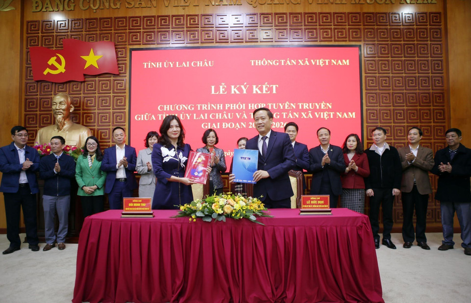 Trưởng Ban Tuyên giáo Tỉnh ủy Lai Châu Lê Đức Dục và Giám đốc Trung tâm Phát triển Truyền thông Thông tấn Bùi Minh Thu ký kết hợp đồng phối hợp tuyên truyền giữa hai bên năm 2024. (Ảnh: Quý Trung/TTXVN)