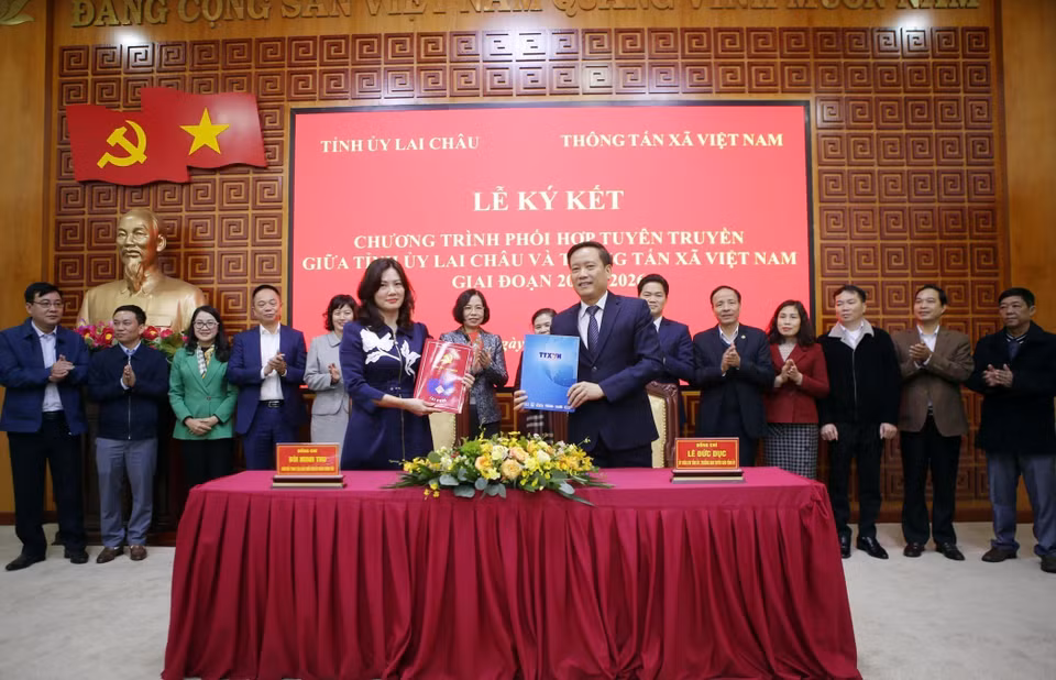 Trưởng Ban Tuyên giáo Tỉnh ủy Lai Châu Lê Đức Dục và Giám đốc Trung tâm Phát triển Truyền thông Thông tấn Bùi Minh Thu ký kết hợp đồng phối hợp tuyên truyền giữa hai bên năm 2024. (Ảnh: Quý Trung/TTXVN)