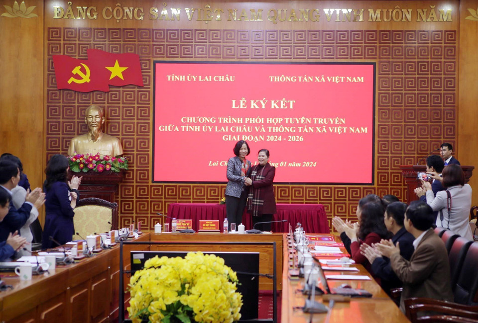 Bí thư Tỉnh ủy Lai Châu Giàng Páo Mỷ và Bí thư Đảng ủy, Tổng Giám đốc TTXVN Vũ Việt Trang tại lễ ký kết. (Ảnh: Quý Trung/TTXVN)