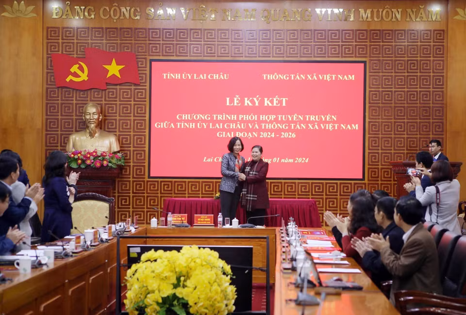 Bí thư Tỉnh ủy Lai Châu Giàng Páo Mỷ và Bí thư Đảng ủy, Tổng Giám đốc TTXVN Vũ Việt Trang tại lễ ký kết. (Ảnh: Quý Trung/TTXVN)