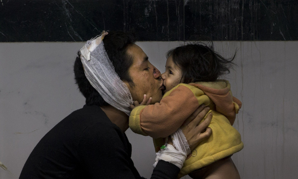 Suresh Parihar hôn con gái Sandhya của mình tại một bệnh viện ở Kathmandu. (Manish Swarup/AP)