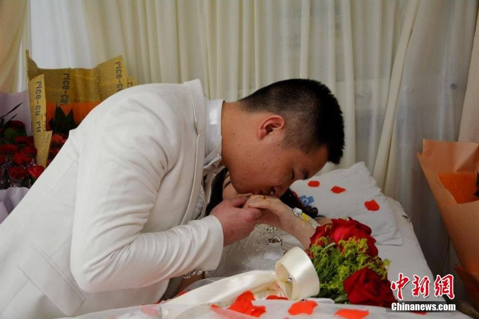 Một cô gái có tên Dong Hui đã nhận được món quà đầy ý nghĩa trong ngày sinh nhật lần thứ 21 của mình, khi được bạn trai cầu hôn ngay trên giường bệnh. (Nguồn: Chinanews.com)