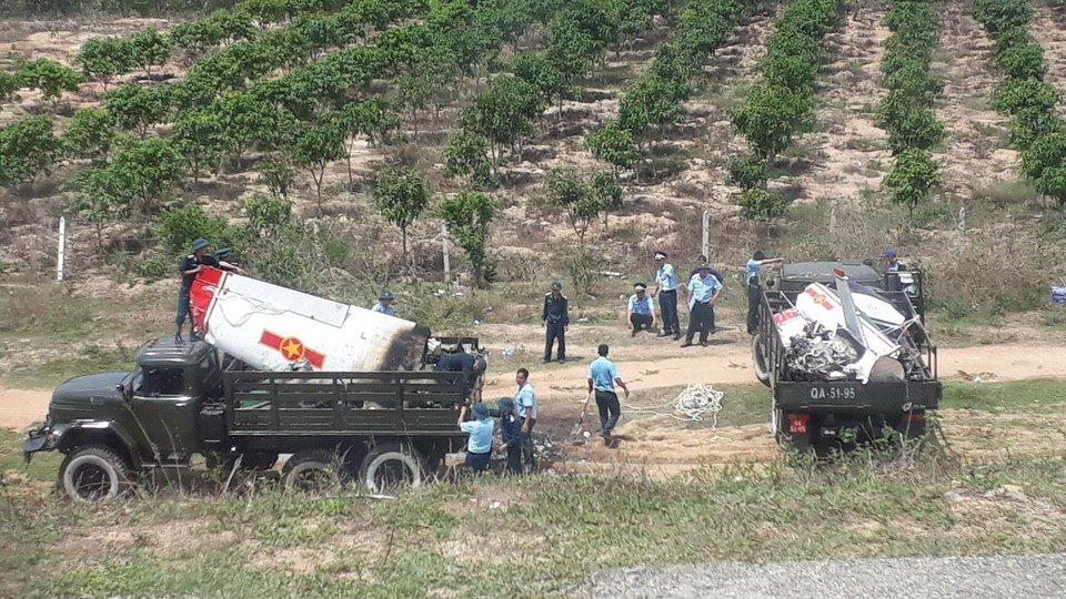 Các lực lượng chức năng thu thập các mảnh vỡ máy bay để phục vụ công tác điều tra. (Ảnh: Phan Sáu/TTXVN)