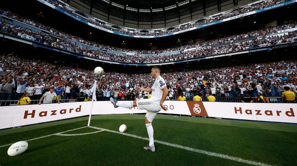 ...và dành tặng các cổ động viên những quả bóng. (Nguồn: Real Madrid)