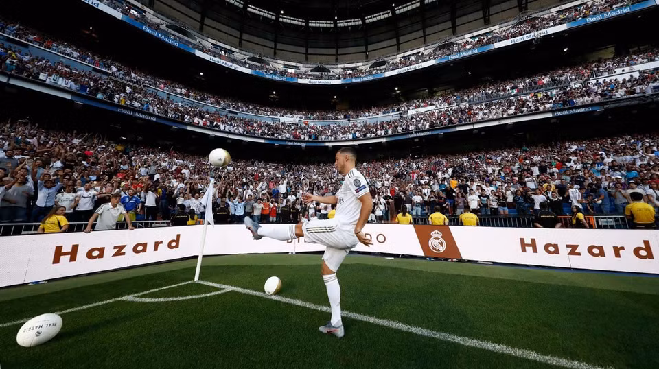 ...và dành tặng các cổ động viên những quả bóng. (Nguồn: Real Madrid)