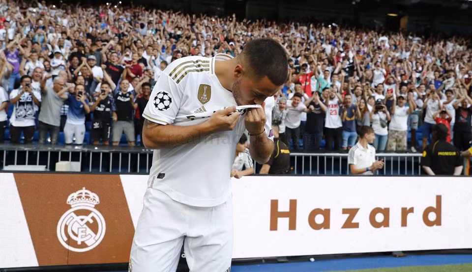 Hazard thể hiện tình yêu với Real Madrid khi hôn lên logo của đội bóng.
