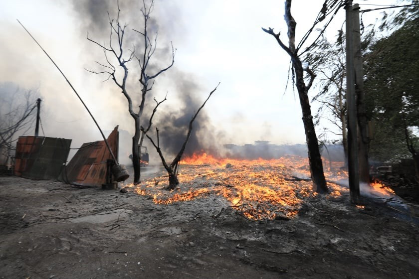 Khoảng 14h, đám cháy cơ bản đã được khoanh vùng, khống chế. (Ảnh: Thành Đạt/TTXVN)