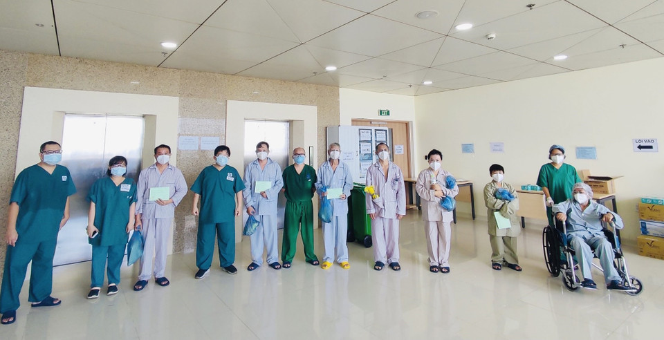 10 bệnh nhân mắc COVID-19 nặng được Bệnh viện Hồi sức COVID-19 điều trị khỏi bệnh và cho xuất viện. (Ảnh: TTXVN phát)