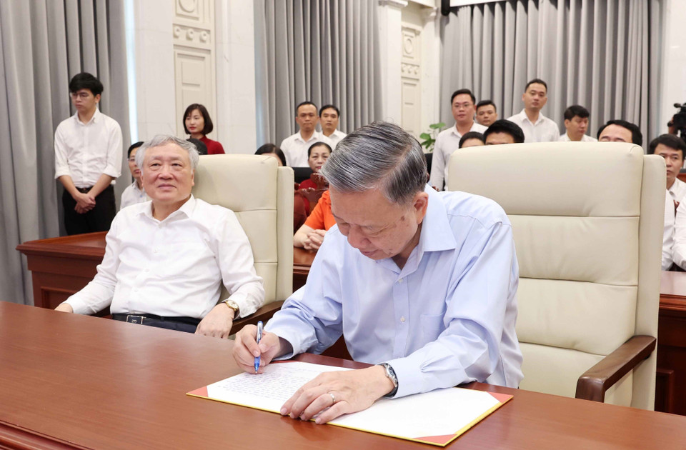 Chủ tịch nước Tô Lâm ghi lưu bút tại Trung tâm Điều hành và Giám sát Tòa án Nhân dân của Tòa án Nhân dân Tối cao. (Ảnh: Nhan Sáng/TTXVN)