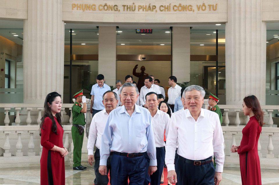 Chủ tịch nước Tô Lâm đến thăm, làm việc tại Tòa án nhân dân Tối cao. (Ảnh: Nhan Sáng/TTXVN)